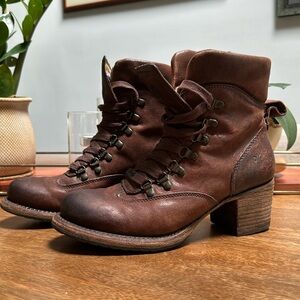 Frye Vera Hiker Ankle Boot, size 8, warm brown